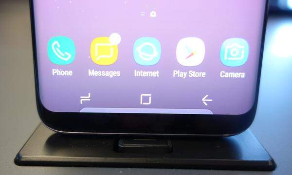 Ähnlich wie Force-Touch bei Apple reagiert das Display auf die Druckintensität - im Gegensatz zur großen US-Konkurrenz ist das aber auf eine einzige Stelle am Bildschirm begrenzt. Nervig, aber ist das voreingestellte Samsung Pay am unteren Rand des Bildschirms. Der graue Balken lässt sich aber über die Einstellungen entfernen.