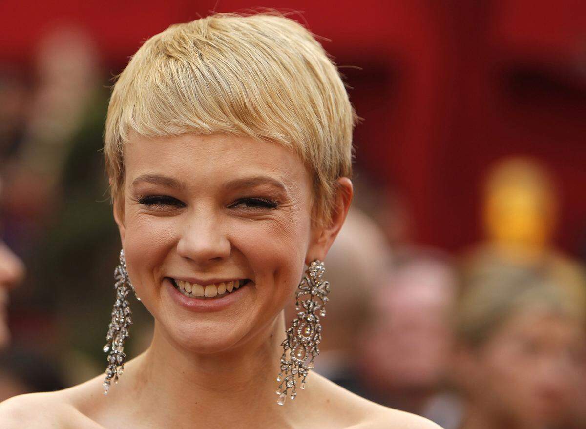 Zu dem blonden Pixie von Schauspielerin Carey Mulligan passen XL-Ohrringe perfekt. Doch das Gewicht der langen Chandeliers zieht ganz schön an den Ohren.