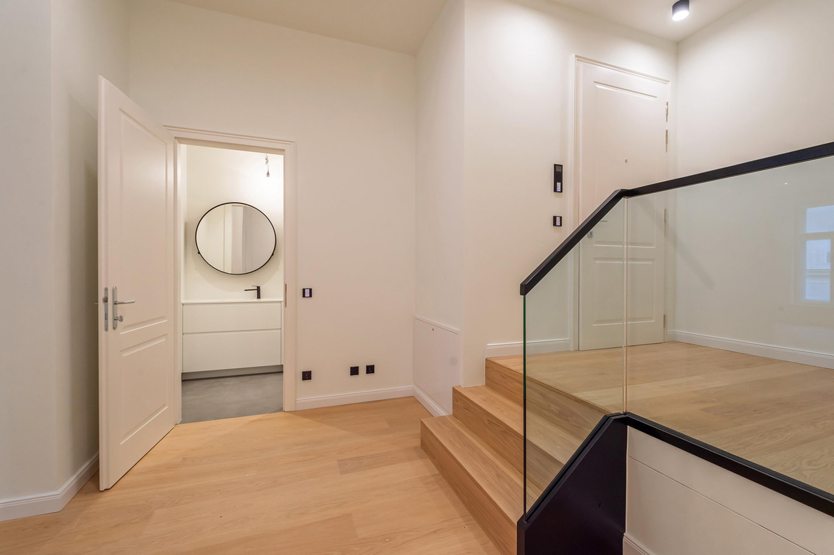 Schlichte Eleganz: Altbaucharme trotz moderner Elemente.