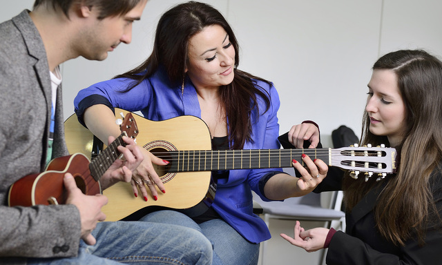 Dass die Schüler älter sind als die Lehrer, ist auch für die Leiter der Musikkurse ungewöhnlich.