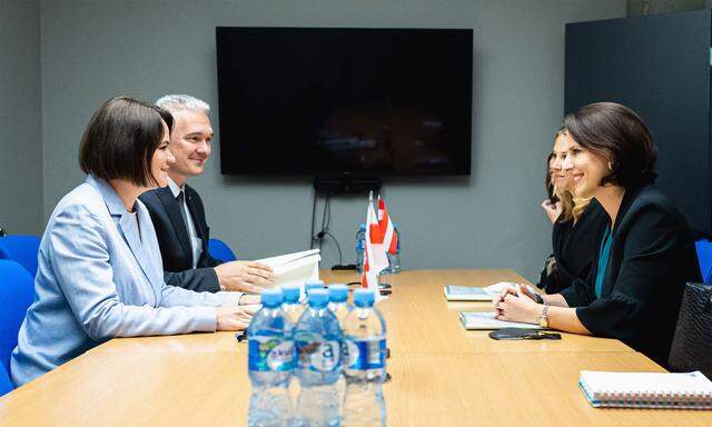 Karoline Edtstadler mit Sviatlana Tsikhanouskaya (links) in Vilnius.