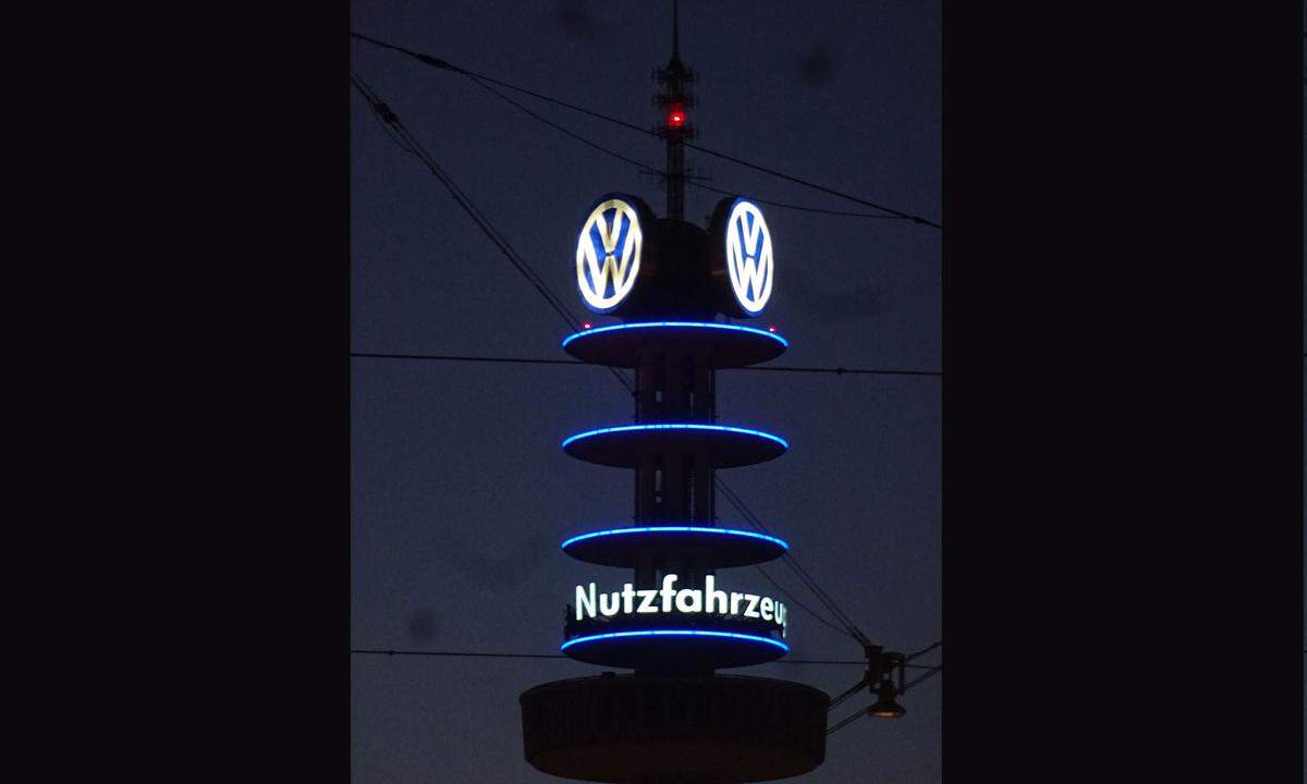 Der alte Fernsehturm (1958/59) im Zentrum heißt unter den Leuten „Telemoritz“ (um ihn vom größeren „Telemax“ zu unterscheiden), der offizielle Name lautet, wie man dem Bild entnehmen könnte, „VW-Tower“ – aber nicht „Nutzfahrzeugsturm“.
