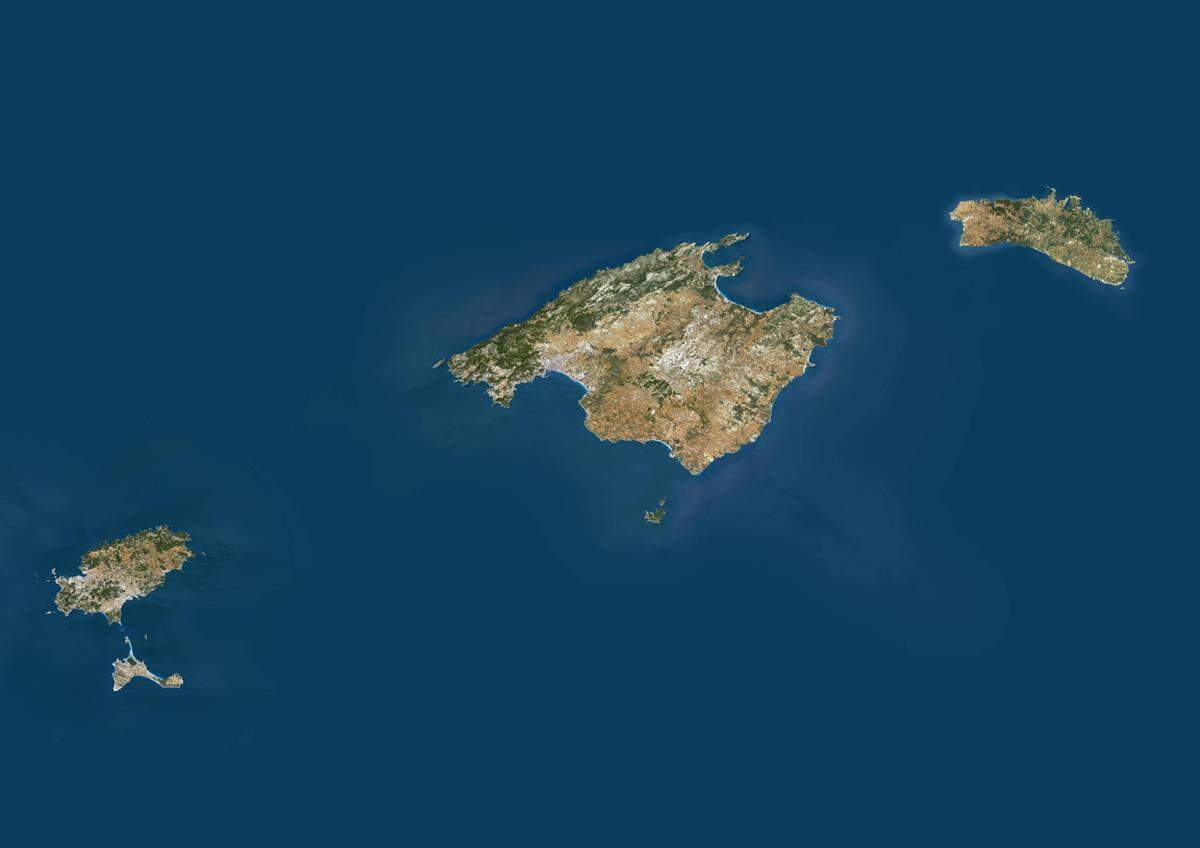 Playa de Ses Illetes in Formentera, hier ausnahmsweise einmal aus Möwen-Perspektive. Formentera ist die zweitkleinste bewohnte Insel der Balearischen Inseln, noch kleiner ist nur Cabrera.