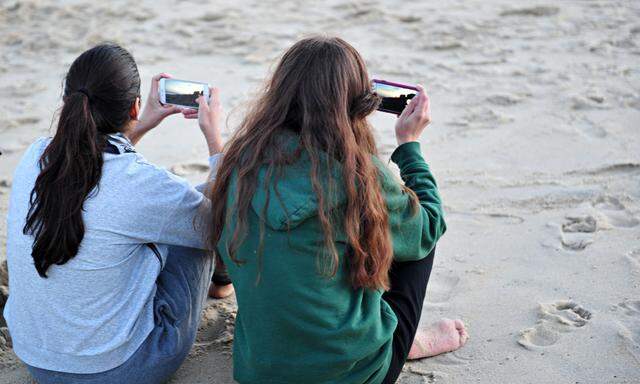 Menschen, die regelmäßig auf ihre Smartphones starren, werden nicht als seltsam wahrgenommen.