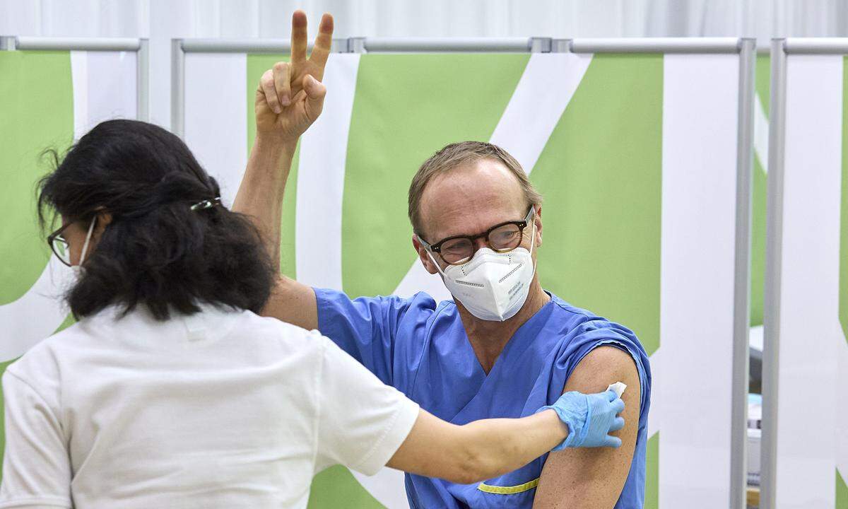 27. Dezember 2020. Es mag ein ungewöhnliches Bild für den Jahresrückblick 2021 sein, immerhin entstand dieses Foto von Christoph Wenisch, dem Leiter der Infektionsabteilung der Klinik Favoriten, schon im Dezember 2020. Sein Victory-Zeichen, während er seine erste Covid-Impfung verabreicht bekommt, ging medial sogar um die Welt. Und Covid bzw. die Impfung blieben auch 2021 das bestimmende Thema.