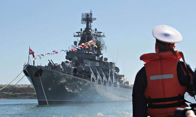 Archivbild der "Moskwa" aus dem Jahr 2013, als der Raketenkreuzer im Hafen von Sewastopol am Schwarzen Meer stationiert war. 