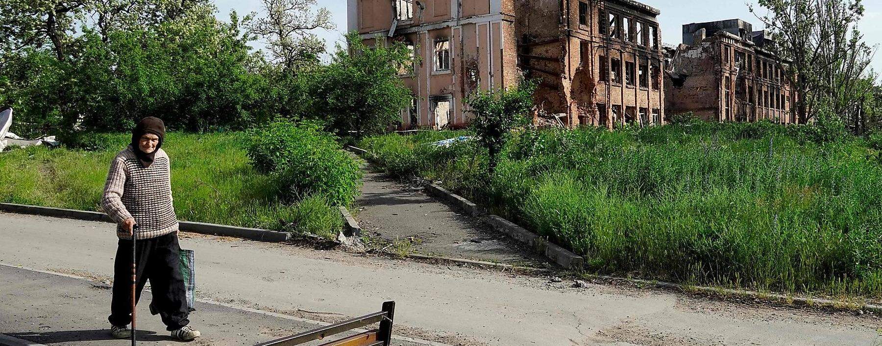 In der von Russlands Militär verwüsteten Stadt. Die Menschen im besetzten Mariupol versuchen, irgendwie über die Runden zu kommen.  
