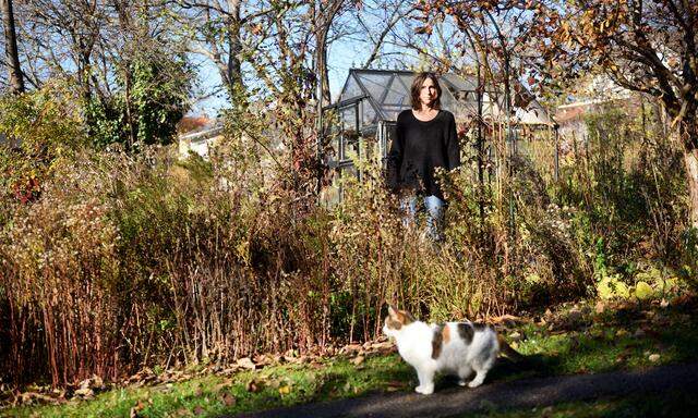 Suchbild mit Katze: Ute Woltron in ihrem Garten.