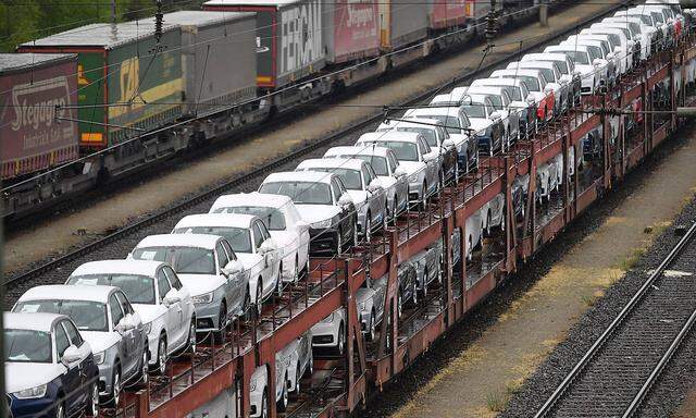 Schienengueterverkehr Gueterverkehr Gueterzug Autoverladung Neuwagen Autos werden auf Gueterwaggons