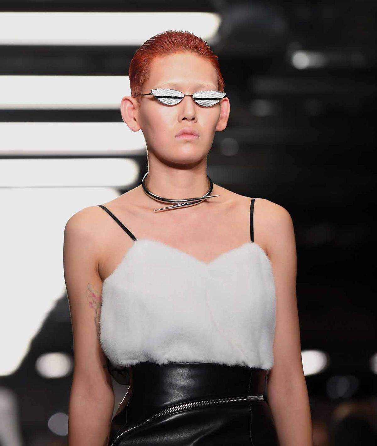 Bei Alexander Wang stachen ausgewählte Accessoires hervor. So etwa Sonnenbrillen mit Strassgläsern ...