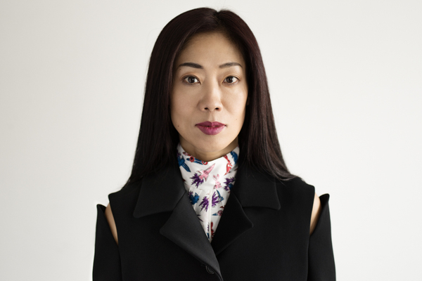 Nahoko Fort-Nishigami trägt eine Bluse von Prada und ein Kleid von Jil Sander.