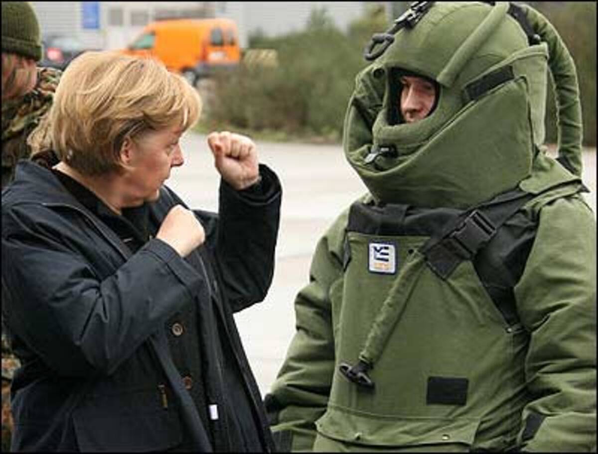 25. September 2006: Deutschland ringt mit der Gesundheitsreform. Obwohl das Endergebnis von Politikern und Medien gelobt wird, verzeihen die Bürger das lange Hin und Her nicht. In Umfragen rutscht die Union erstmals seit der CDU-Spendenaffäre unter die 30-Prozent-Marke.