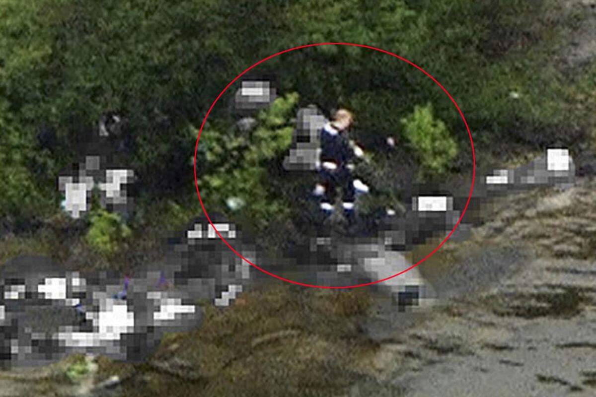 22. Juli 2011: Zuerst jagte Breivik im Regierungsviertel eine Bombe in die Luft, dann richtete er eine Stunde lang auf der Ferieninsel Utöya einen Jugendlichen nach dem anderen hin. Am Freitag wurde er in Oslo zur Höchststrafe von 21 Jahren verurteilt. Bild: Eine Luftaufnahme zeigt Breivik am Ufer der Insel Utöya kurz vor seiner Festnahme. 