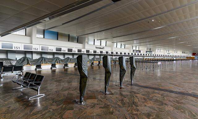 schwechat, austria, 13 jan 2021, empty terminal at the vienna international airport during the covid-19 lockdown *** sc