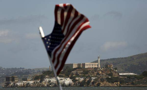 San Francisco, Kalifornien. 29 Jahre lang war Alcatraz der Verbannungsort für die "Schlimmsten der Schlimmsten". Es war das ausbruchsicherste Zuchthaus Amerikas für Schwerverbrecher wie Al Capone, George "Machine Gun" Kelly, Alvin "Creepy" Karpis. Allerdings saßen zur gleichen Zeit nie mehr als 300 Gefangene ein. Viele Wärter lebten mit ihren Familien auf der kargen Felsinsel, zeitweise mit insgesamt 50 Kindern. Heute ist Alcatraz eine Touristenattraktion mit über einer Million Besuchern pro Jahr.