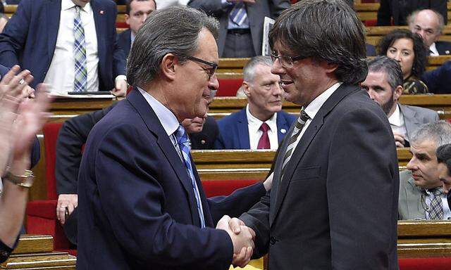 Einigung in letzter Minute: Artur Mas (l.) übergibt sein Amt als katalanischer Premier Carles Puigdemont.