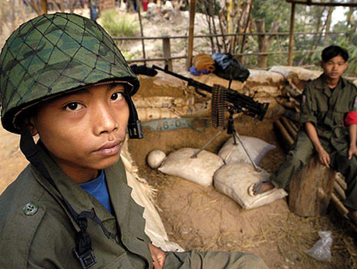 Die Menschenrechtsgruppe berief sich dabei auf Interviews mit 20 früheren burmesischen Soldaten. Die überwiegende Mehrheit von ihnen habe die Zahl der Jugendlichen und Kinder unter den Rekruten auf fast ein Drittel beziffert. Junge Kämpfer der Armee von Myanmar, 2007
