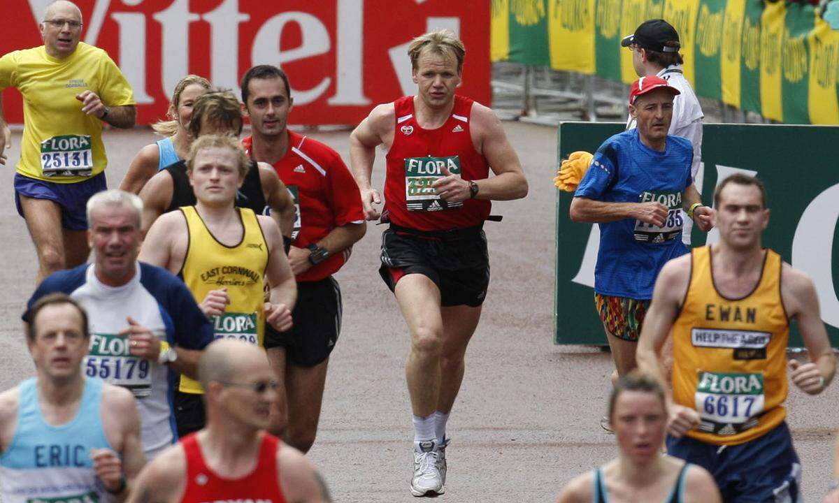 Der berühmte englische Koch Gordon Ramsay nimmt seit den frühen Nullerjahren regelmäßig am London Marathon teil. Seine beste zeit lief er 2004 in 3:30:37.