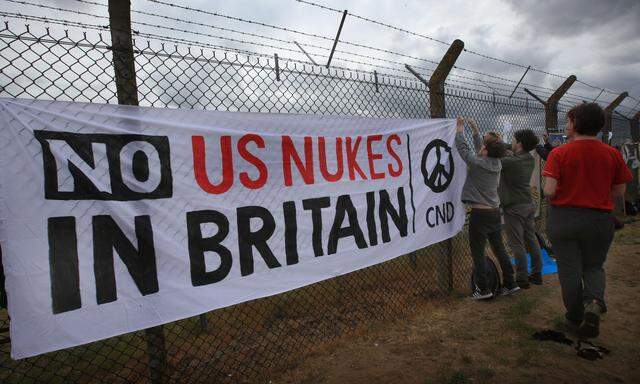 Protestaktion gegen die anstehende Rückkehr amerikanischer Kernwaffen nach Lakenheath, Großbritannien.