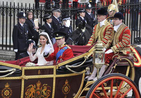 Kate, die sich nun Herzogin von Cambridge nennen darf, machte zuvor noch einen Knicks vor der Queen, die sanft lächelte. Dann bestiegen die Frischvermählten dieselbe offene Kutsche, in der am 29. Juli 1981 auch Prinz Charles und Lady Diana, die Eltern von William, nach ihrer Hochzeit saßen.