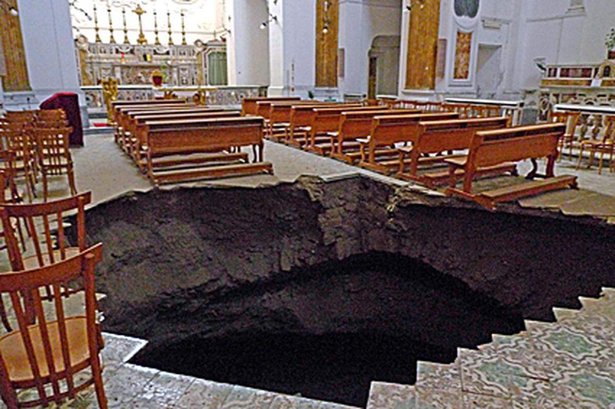 Im Inneren der Kirche San Carlo alle Mortelle, im lokalen Dialekt Scorcio Mortelle genannt, ist am Mittwochmorgen die Erde eingestürzt. Das Loch hat einen Durchmesser von zehn Metern.
