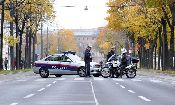 Selbst eine Straßensperre der Polizei (Symbolbild) konnte den nunmehr angeklagten Lenker nicht stoppen.