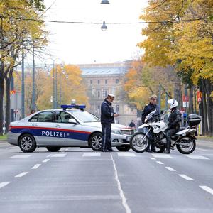 Selbst eine Straßensperre der Polizei (Symbolbild) konnte den nunmehr angeklagten Lenker nicht stoppen.