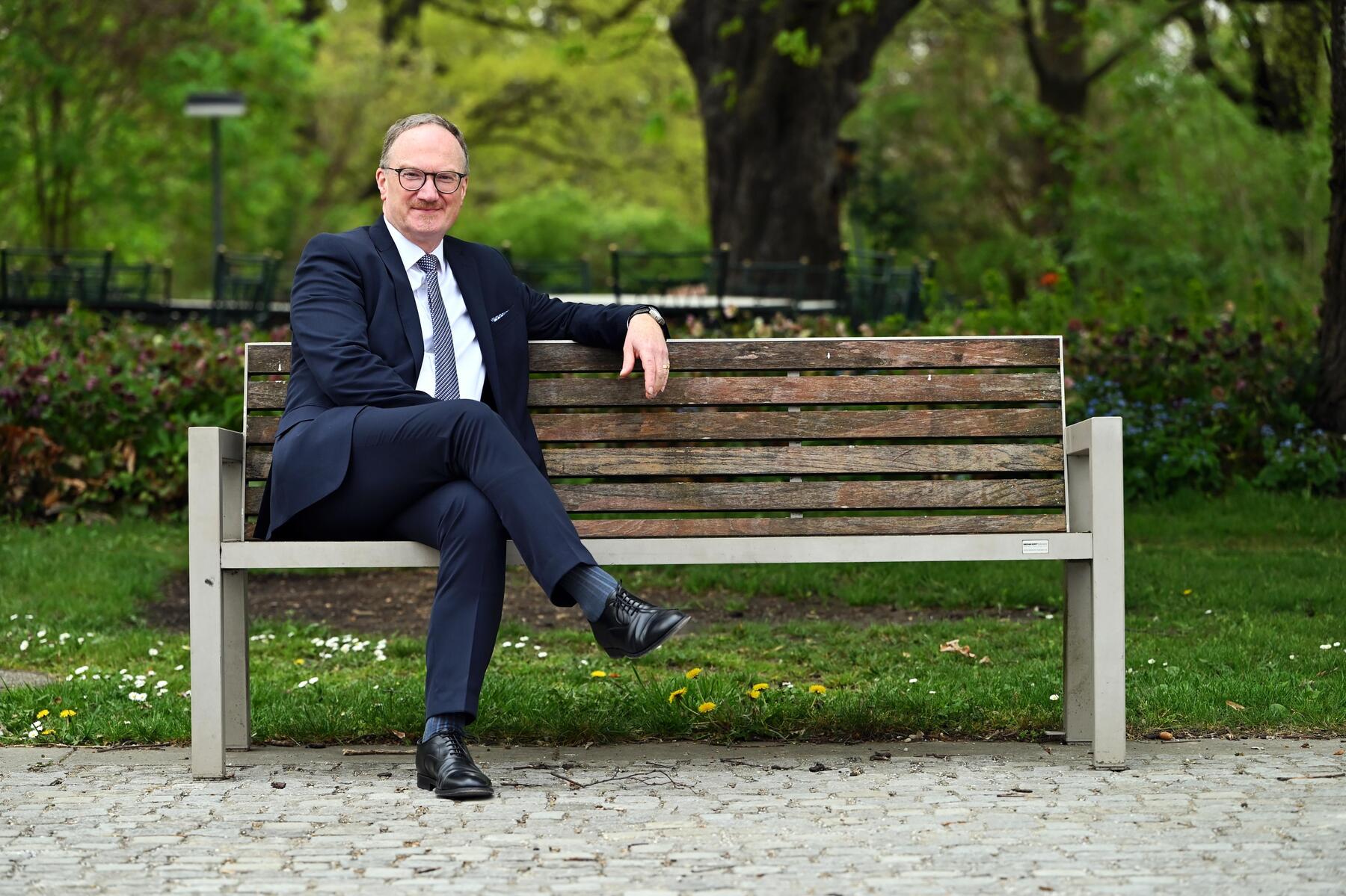 Marode Autobahnen, leere Kassen: Ökonom Lars Feld entlarvt Trugschluss der Schuldenbremse [premium]