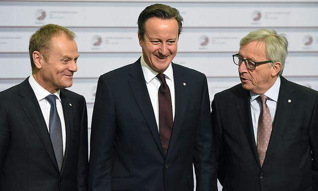 David Cameron auf dem EU-Gipfel in Riga, flankiert links von EU-Ratspräsident Donald Tusk und rechts von EU-Kommissionspräsident Jean-Claude Juncker.