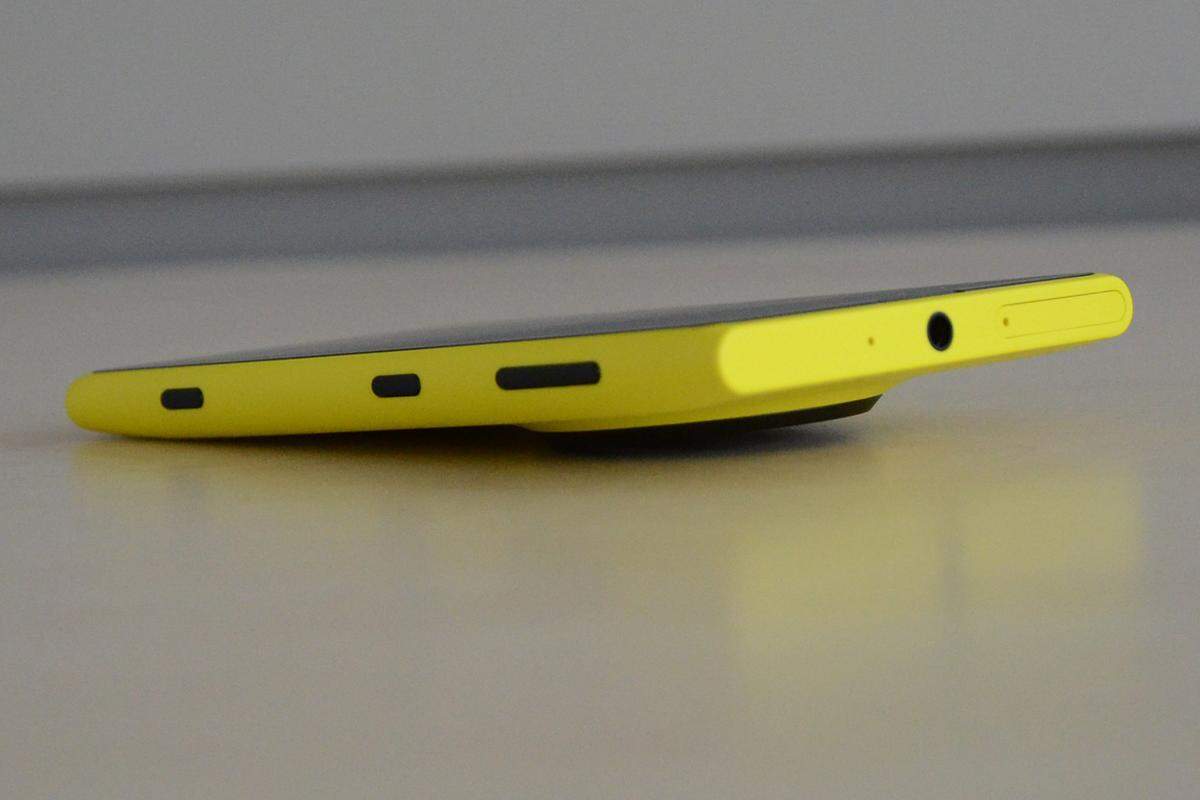 Nokias Lumia 1020 sieht bisherigen Lumias sehr ähnlich, bloß auf der Rückseite prangt eine auffällige Kamera, die verhindert, dass das Gerät eben aufliegt. Es ist jene Kamera, die bereits bei dem Nokia PureView 808 zum Einsatz kam - damals fragten sich viele: Warum eine so tolle Kamera mit diesem scheidenden Betriebssystem kombinieren. Immerhin hat die 41-Megapixel-Knipse nun den Aufstieg zu Windows Phone geschafft.  > Zum vollständigen Testbericht.