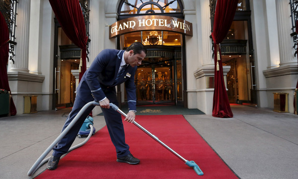 Das Hotelpersonal mag seinen Job wieder. Lehrlinge fehlen dennoch. Oft aufgrund der abschreckenden Erfahrung der Eltern.  