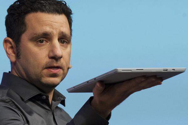 Surface-Bereichsleiter Panos Panay serviert das Surface 3. Es ist Microsofts mittlerweile dritter Versuch, ein einziges Gerät für alle Einsatzzwecke zwischen Tablet und Notebook zu schaffen. Die Hardware ist erneut besser. Qualität war aber auch nie das Problem von Surface-Geräten.