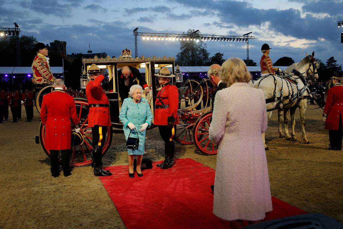 Die Ankunft der Königin zum Höhepunkt der Feierlichkeiten. Tausende verfolgten das Spektakel an großen Leinwänden in einem Public-Viewing-Bereich im Park von Schloss Windsor und an den Fernsehbildschirmen.