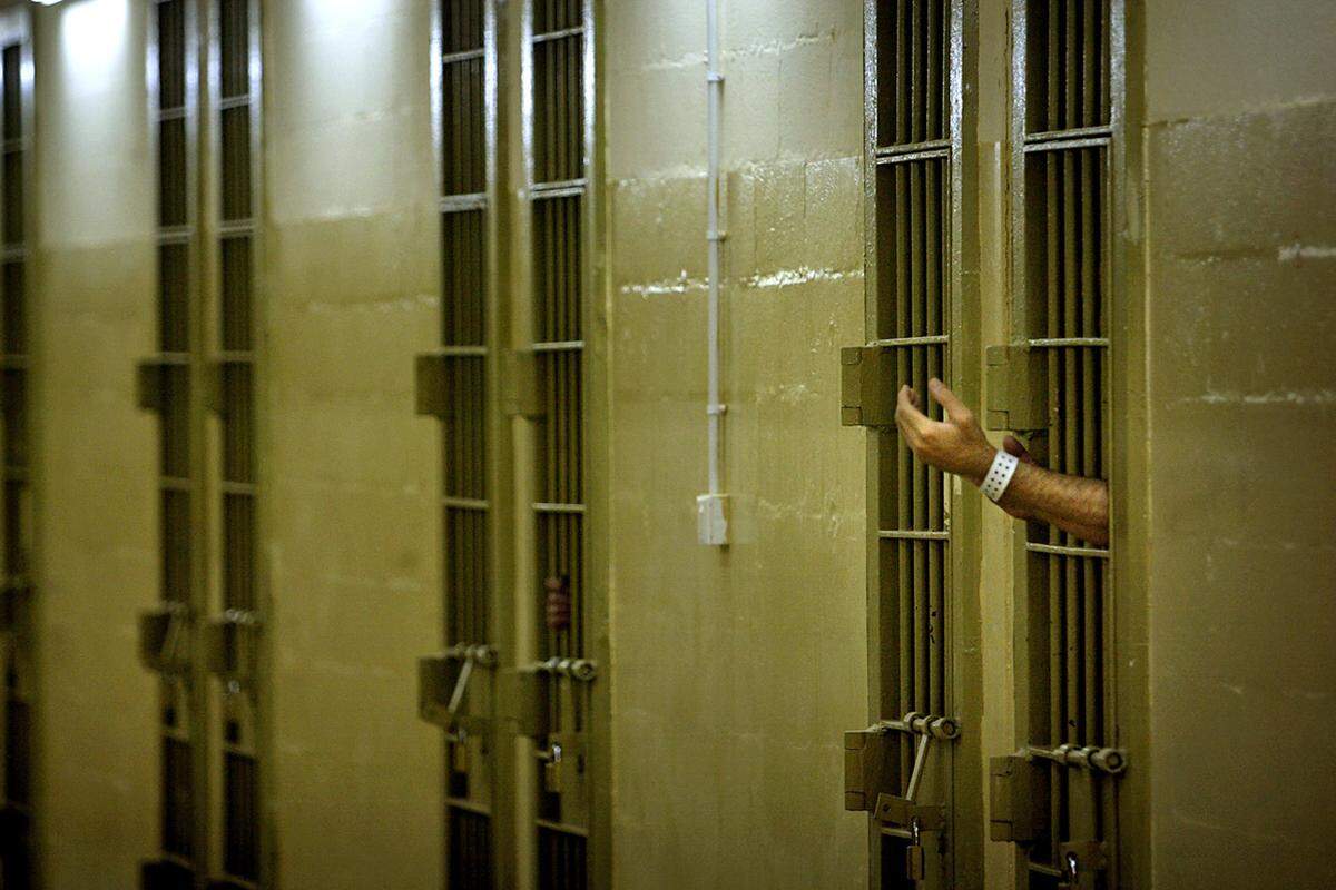 Das Gefängnis Abu Ghraib, in dem die US-Truppen Irakis folterten, entwickelt sich zu einem Symbol für die gescheiterte Irak-Politik der USA.
