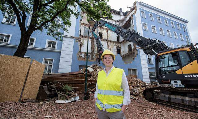  Voraussichtlich bis Ende August dauern die Abrissarbeiten: Hochbauingenieurin Adele Beganovic vor dem "Blauen Haus".