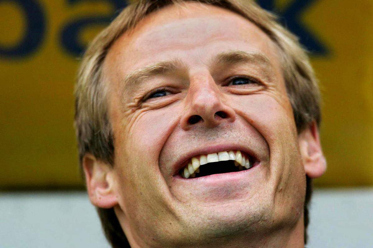 Nach den Jahren des "Grinsi-Klinsi" ist der ursprüngliche Spitzname von Jürgen Klinsmann fast in Vergessenheit geraten. Dabei hatte er so lange dafür gearbeitet, für sein Elferschinden von den englischen Fans das Attribut "Diver" (eigentlich "Taucher", in England "Schwalbenkönig") verpasst zu bekommen.