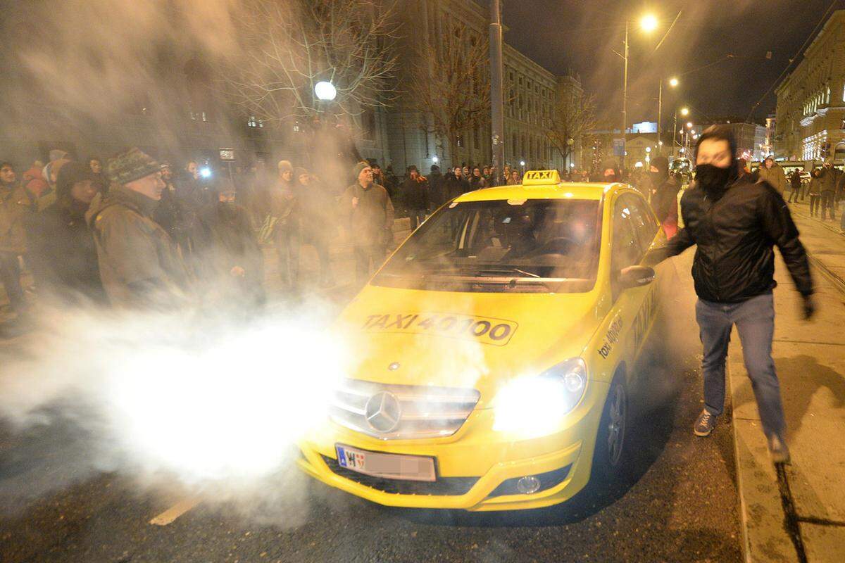 Einige Teilnehmer der anderen Demo konzentrierten sich mittlerweile auf das Blockieren von Taxis.