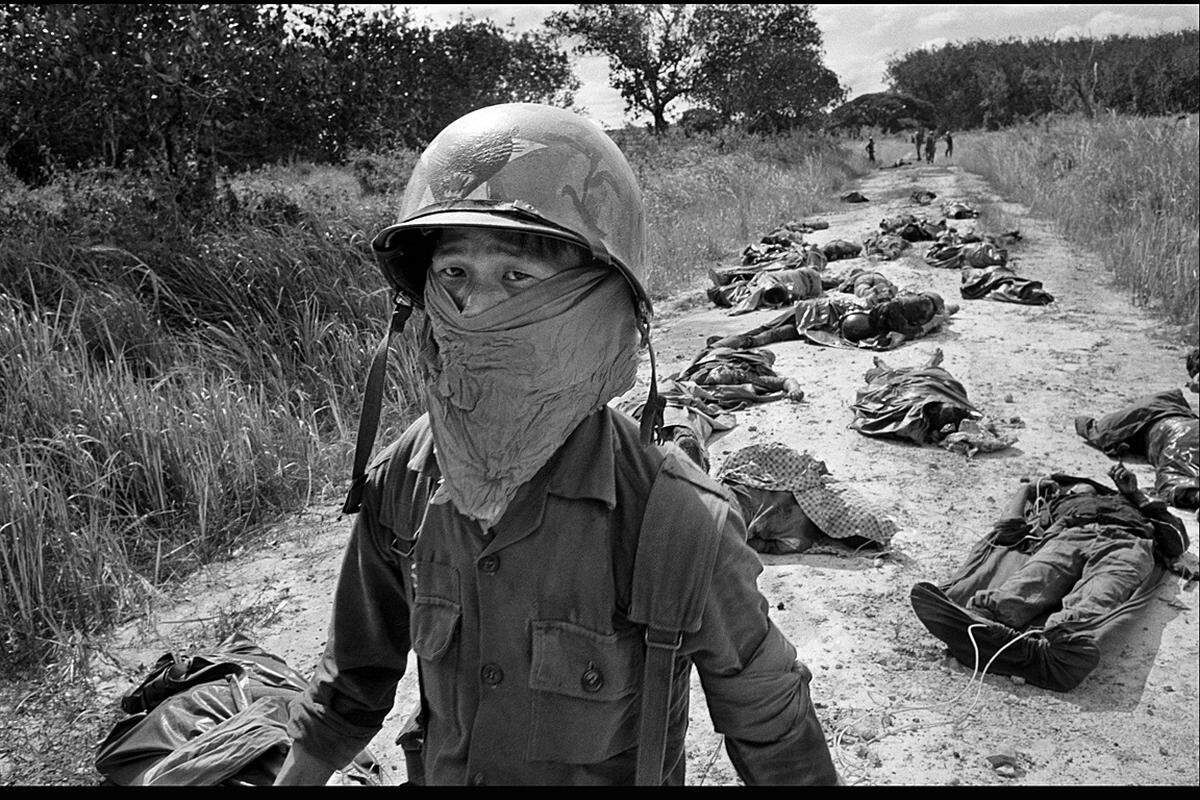 Vietnam 27. November 1965. Ein Müllsammer in der Nähe einer Michelin-Gummiplantage, 45 Meilen nordöstliche von Saigon, wo dutzende US-Soldaten und Vietkong-Kämpfer starben.