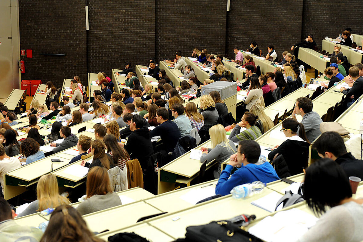 Zeitplan für den 25. August16:30 - 18:30: Internationales Austauschtreffen: Hochschulen in der GesellschaftZeitplan für den 26. August 9:00 - 9:30: Eröffnung und Einführung - mit Künstlerin Eva Müller und Wissenschaftsminister Reinhold Mitterlehner 9:30 - 10:20: Hochschulen - ein sich selbst reproduzierendes System?  10:50 - 12:00: Eine Chance für unentdeckte Talente Nachmittag: Breakout Sessions  14:00 - 14:15: Stolpersteine beseitigen - Vorreiter aus ganz Europa stellen sich vor 16:15 - 18:00: Zehn Ideen gegen Ungleichheit an den Hochschulen? 20:30 - 21:30: Vorlesung: Welchen Beitrag sollen Universitäten zur Bewältigung von Ungleichheit leisten?  Zeitplan für den 27. August 9:00 - 10:30: Gesellschaftliche Rolle und soziale Verantwortung von Hochschulen 11:00 - 12:30: Gekaufte Wissenschaft? Hochschule zwischen Verantwortung und Transparenz   >>> zum Detailprogramm