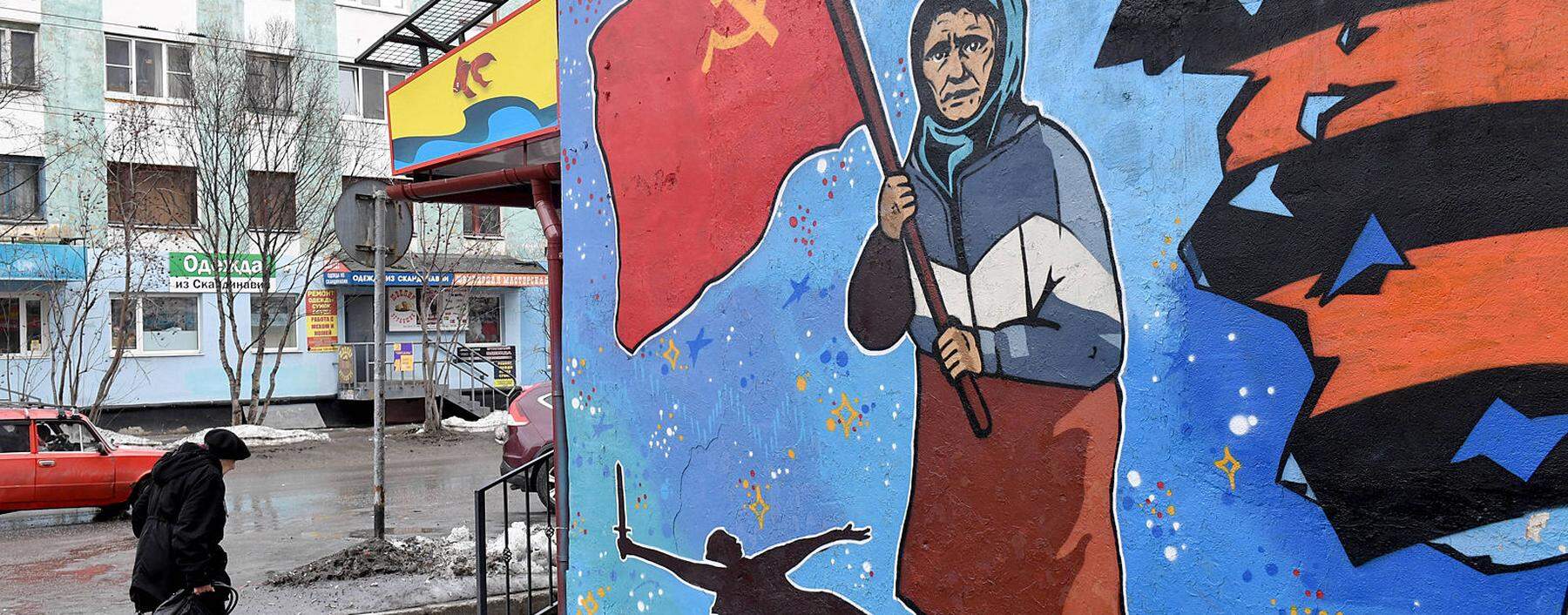 Am 17. April entstand dieses Wandgemälde der  „Oma des Sieges“ im russischen Murmansk