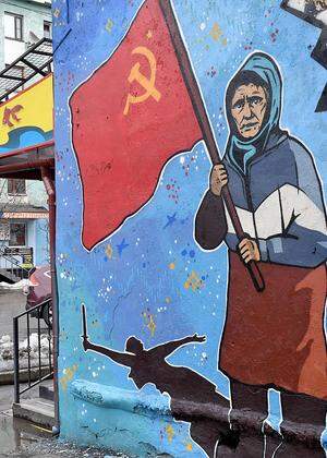 Am 17. April entstand dieses Wandgemälde der  „Oma des Sieges“ im russischen Murmansk