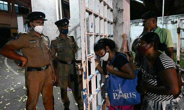 Angehöriger von Häftlingen des Gefängnisses bei Colombo warten vor dem Ragama Krankenhaus auf Neuigkeiten nach einem gewalttätigen Aufstand der Inhaftierten am Wochenende.