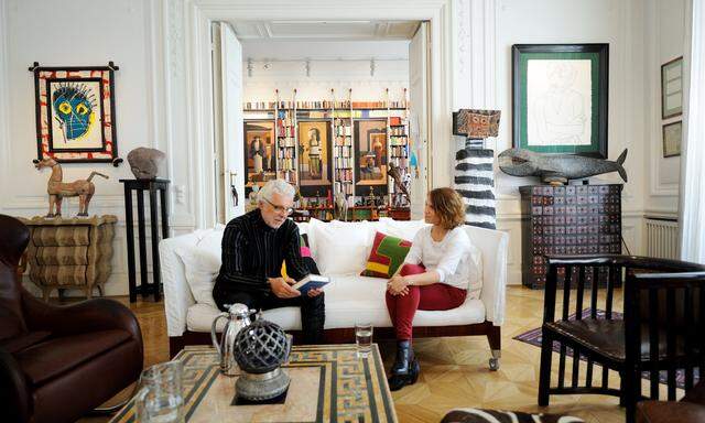 Das Basquiat-Bild mit dem falschen Basquiat-Rahmen sieht man hier links in der Wiener Wohnung von André Heller. Die zu Besuch befindliche ´Presse´-Redakteurin. r Wohnung, der B