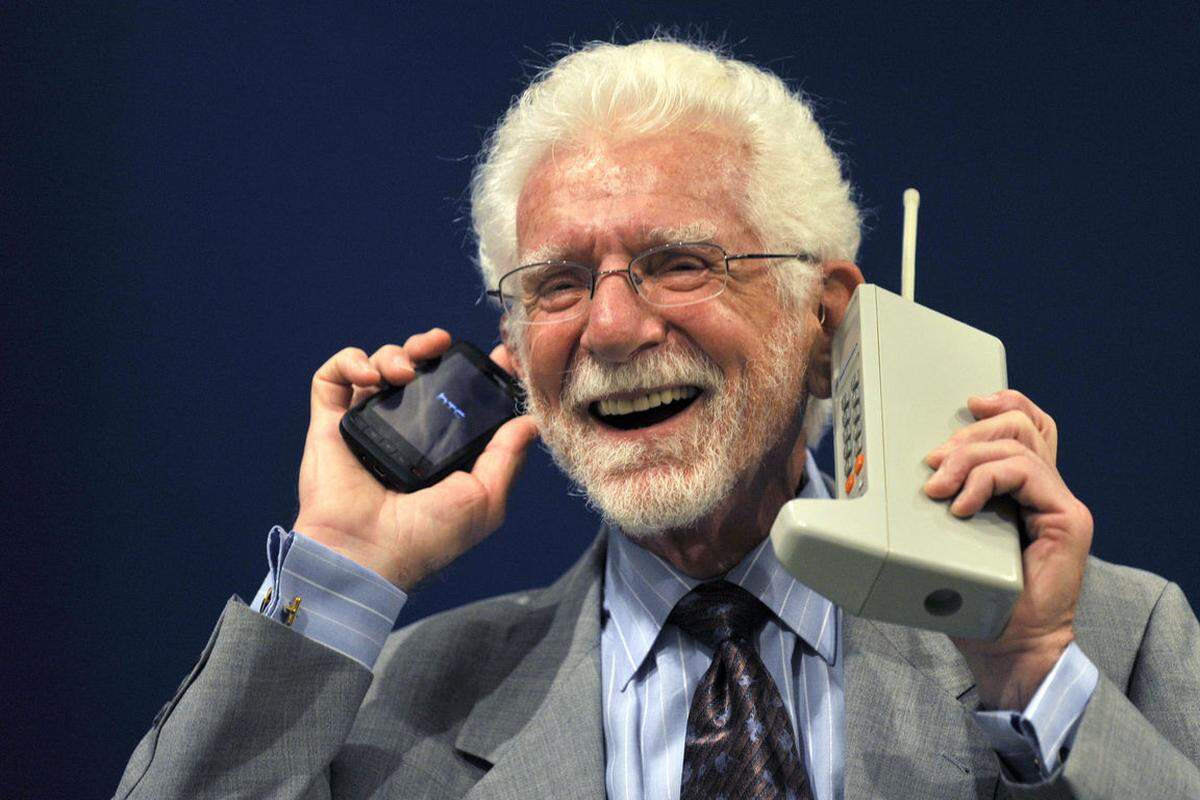 Martin Cooper hat gut Lachen: Der Amerikaner ist der Erfinder des ersten Mobiltelefons, das man in bloß in der Hand halten kann. Für Motorola entwickelte er den ersten Prototyp eines Handys, das "DynaTAC8000x". Mit dem konnte Cooper 1973 das erste Mal einen Anruf tätigen - und telefonierte prompt mit der damaligen Konkurrenz, dem US-Konzern Bell.
