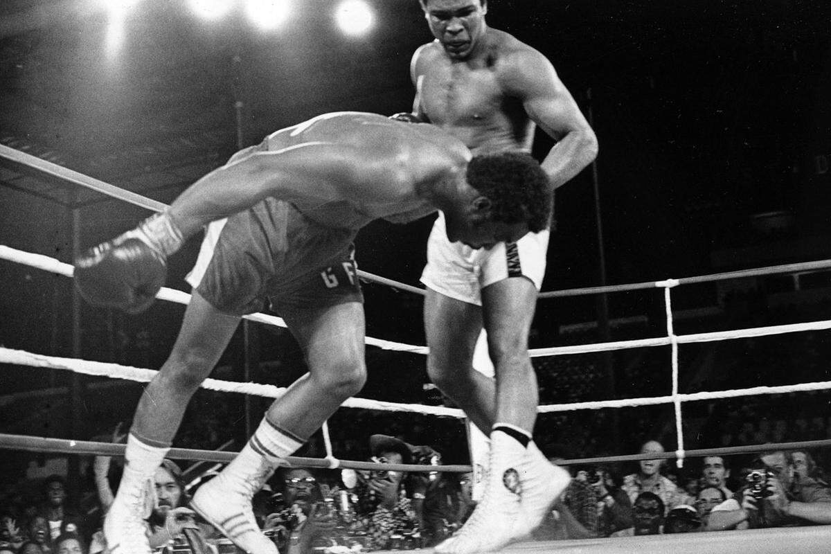 1974 und 1975 folgten zwei der berühmtesten Kämpfe der Boxgeschichte: Am 30. Oktober 1974 fand im damaligen Zaire der "Rumble in the Jungle" statt. Ali traf auf den ungeschlagenen Weltmeister und Olympiasieger George Foreman. Die Boxwelt erwartete einen klaren Sieg von Foreman, doch in der 8. Runde schlug Ali den Weltmeister K.o. und brach damit das ungeschriebene Gesetz "They never come back".