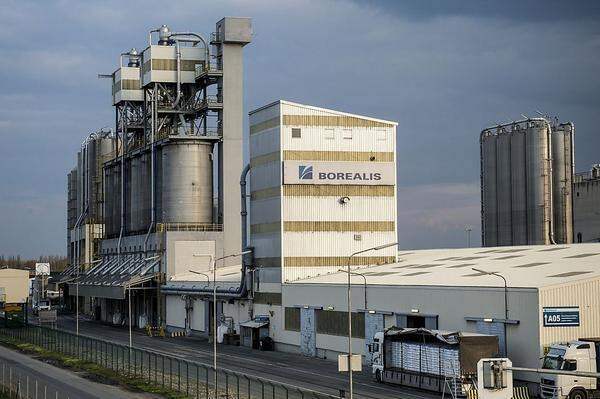 Der österreichisch-arabische Chemiekonzern Borealis leitete zumindest bis ins Jahr 2010 erhebliche Mengen industriellen Plastik-Rohstoff in die Donau. Im Bild: Der Produktionsstandort Schwechat am Gelände der OMV-Raffinerie.