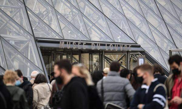 Museumsbesucher mussten das Pariser Louvre verlassen.