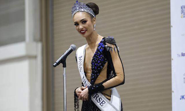 Die Siegerin des Wettbewerbs in Jakarta darf trotz der Beendigung der Zusammenarbeit mit Indonesien im Finale im November antreten. Am Bild sind die Finalistinnen der 71.  Miss Universe-Wahl zu sehen. 