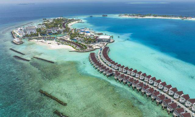 Eine Luftaufnahme des neu gebauten Oblu Xperience Ailafushi Resorts und des Oblu Select Lobigili Resorts. 