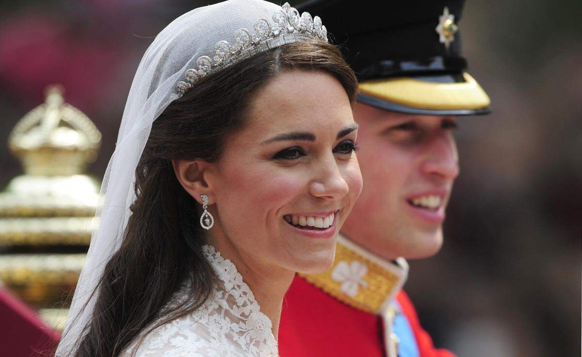 Die Modebibel hat dabei alle Outfits, die Herzogin Kate seit ihrer Heirat mit Prinz William im April 2011 getragen hat und einige davor, analysiert. Insgesamt handelte es sich um 100 Looks. Einen Überblick über die Ergebnisse der Untersuchung liefert die Daily Mail.